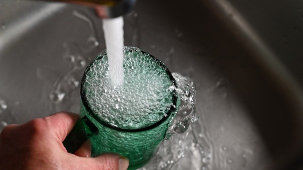 4 causas por las que el agua del grifo huele a lejía y 7 soluciones fáciles (¡Guía 2023!)