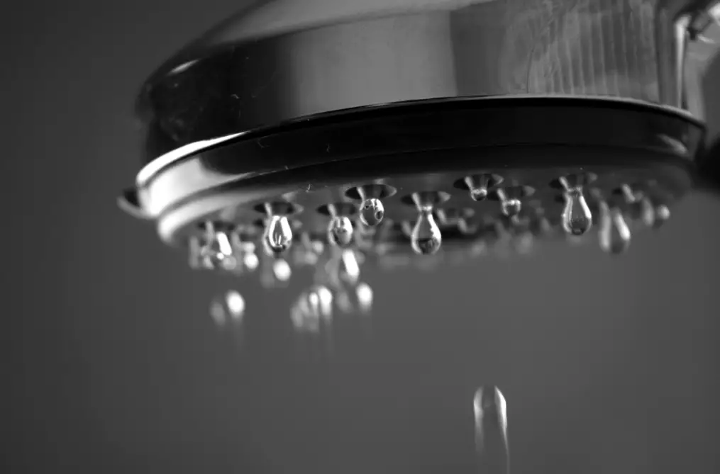 Agua dura vs agua blanda: ¿cómo afectan la piel y el cabello?