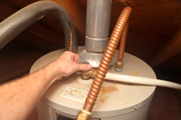 Calentador de agua con fugas desde la parte superior: qué lo causa y cómo solucionarlo