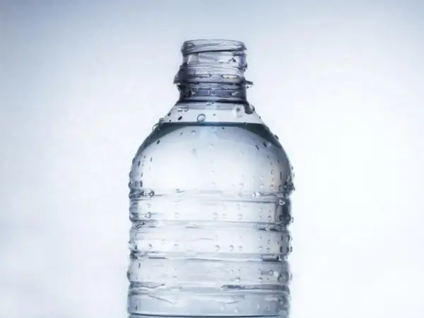 Explicación de las 3 etapas dañinas del uso de botellas de agua de plástico