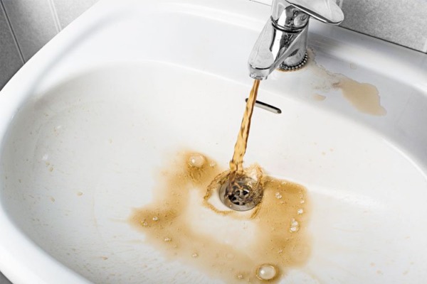 ¿Cómo afectan los taninos al agua de su pozo?