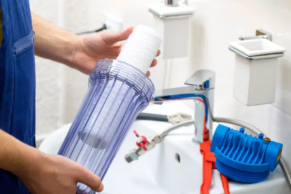 Cómo omitir un filtro de agua para toda la casa (guía paso a paso)