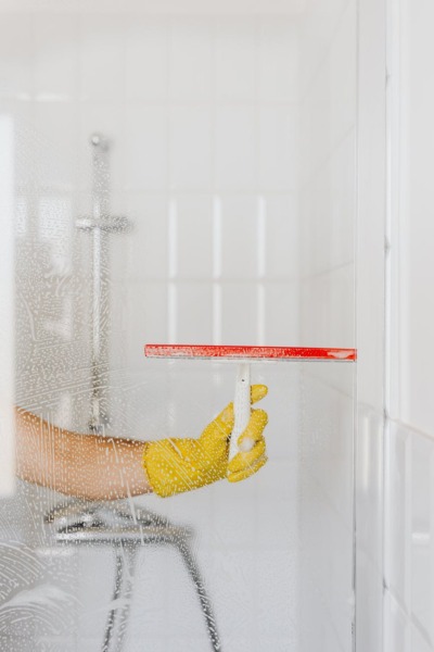 Cómo quitar las manchas de agua dura de la ducha