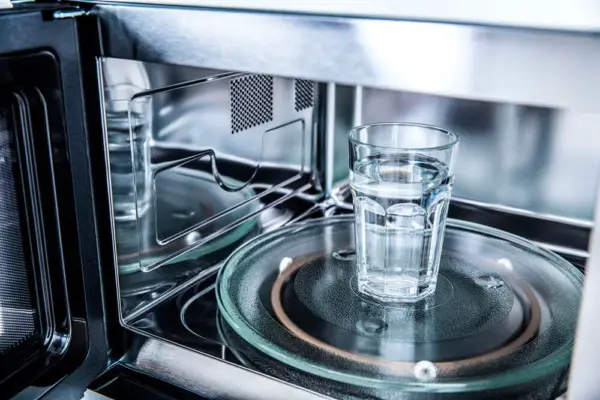 ¿Se puede desinfectar el agua en un microondas?