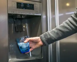 ¿Funcionan los filtros de agua del refrigerador?  (Explica un médico del agua)