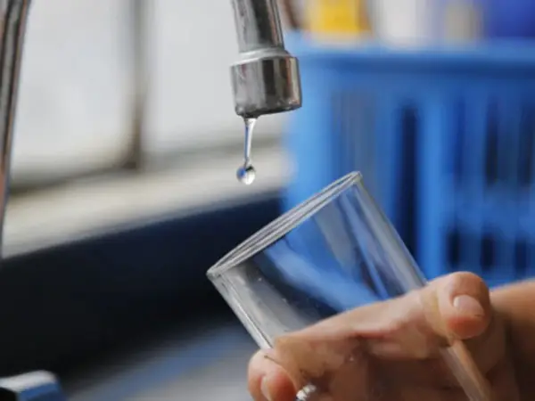 ¿Puede un ablandador de agua causar baja presión de agua?