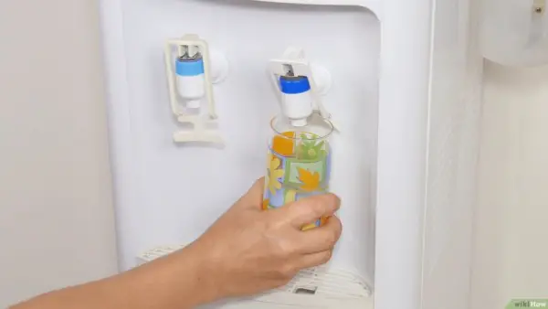 Limpie la acumulación de calcio del dispensador de agua del refrigerador