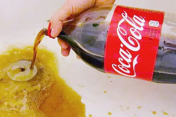 ¿La Coca-Cola limpia la cal?