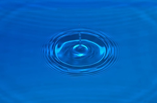 ¿Cuál es la mejor fuente de agua purificada?  Ósmosis Destilada vs. Inversa