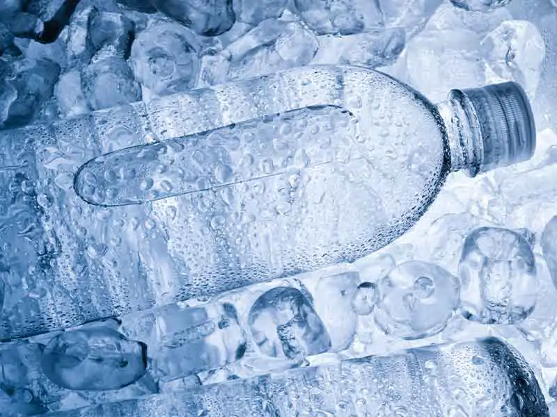 ¿Es seguro congelar botellas de agua de plástico?