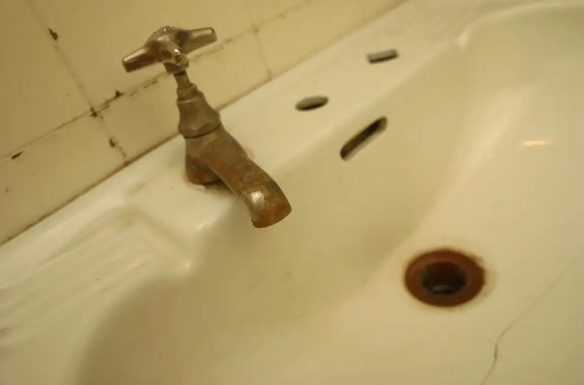 ¿Qué causa las manchas oxidadas de agua dura en mi casa?